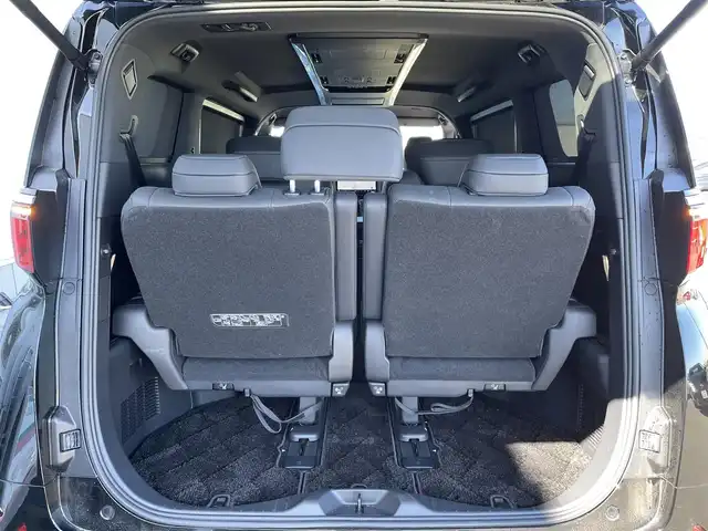 トヨタ アルファード Z 佐賀県 2024(令6)年 1.1万km ブラック /ワンオーナー//左右独立ムーンルーフ//デジタルインナーミラー//ユニバーサルステップ//トヨタチームメイト/　アドバンスパーク/　パーキングサポートブレーキ(周囲静止物)/　アドバンストドライブ/　緊急時操舵支援/　フロントクロストラフィックアラート/　レーンチェンジアシスト/　ドライバーモニターカメラ//純正14インチディスプレオオーディオプラス//純正13.2インチ有機EL後席ディスプレー//TV/HDMI//床下透過表示機能付パノラマミックビューモニター//ETC2.0//ステアリングヒーター//レザーシート//パワーシート(前席)//マイコンプリセットドライビングポジションシステム(運転席)//エグゼクティブパワーシート//18インチトリプルスポークスーパークロームメタリック塗装アルミホイール//セーフティセンス(予約安全パッケージ)/　プリクラッシュセーフティ/　レーントレーシングアシスト/　レーンディスパーチャーアラート/　全車速追従機能付きレーダークルーズコントロール/　アダプティブハイビームシステム/　ロードサインアシスト/　ドライバー異常時対応システム/　プロアクティブドライビングアシスト/　発信遅れ告知機能