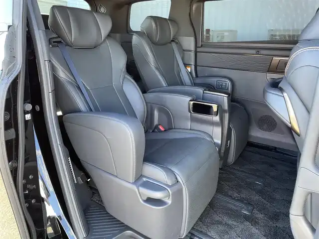 トヨタ アルファード Z 佐賀県 2024(令6)年 1.1万km ブラック /ワンオーナー//左右独立ムーンルーフ//デジタルインナーミラー//ユニバーサルステップ//トヨタチームメイト/　アドバンスパーク/　パーキングサポートブレーキ(周囲静止物)/　アドバンストドライブ/　緊急時操舵支援/　フロントクロストラフィックアラート/　レーンチェンジアシスト/　ドライバーモニターカメラ//純正14インチディスプレオオーディオプラス//純正13.2インチ有機EL後席ディスプレー//TV/HDMI//床下透過表示機能付パノラマミックビューモニター//ETC2.0//ステアリングヒーター//レザーシート//パワーシート(前席)//マイコンプリセットドライビングポジションシステム(運転席)//エグゼクティブパワーシート//18インチトリプルスポークスーパークロームメタリック塗装アルミホイール//セーフティセンス(予約安全パッケージ)/　プリクラッシュセーフティ/　レーントレーシングアシスト/　レーンディスパーチャーアラート/　全車速追従機能付きレーダークルーズコントロール/　アダプティブハイビームシステム/　ロードサインアシスト/　ドライバー異常時対応システム/　プロアクティブドライビングアシスト/　発信遅れ告知機能