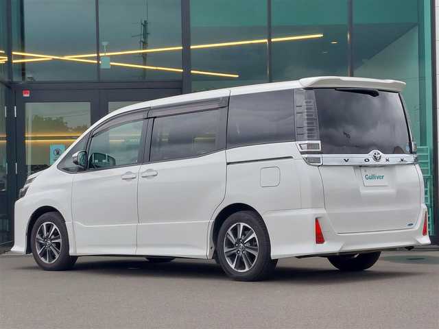 トヨタ ヴォクシー ZS 東京都 2018(平30)年 3.3万km ホワイトパールクリスタルシャイン 純正9インチナビ/フリップダウンモニター/バックカメラ/ビルトインETC2.0/ドライブレコーダー/両側パワースライドドア/衝突軽減ブレーキ/レーンキープアシスト/オートマチックハイビーム/クルーズコントロール/アイドリングストップ/スマートキー/LEDヘッドライト/純正16インチAW