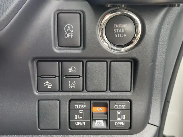 トヨタ ヴォクシー ZS 東京都 2018(平30)年 3.3万km ホワイトパールクリスタルシャイン 純正9インチナビ/フリップダウンモニター/バックカメラ/ビルトインETC2.0/ドライブレコーダー/両側パワースライドドア/衝突軽減ブレーキ/レーンキープアシスト/オートマチックハイビーム/クルーズコントロール/アイドリングストップ/スマートキー/LEDヘッドライト/純正16インチAW