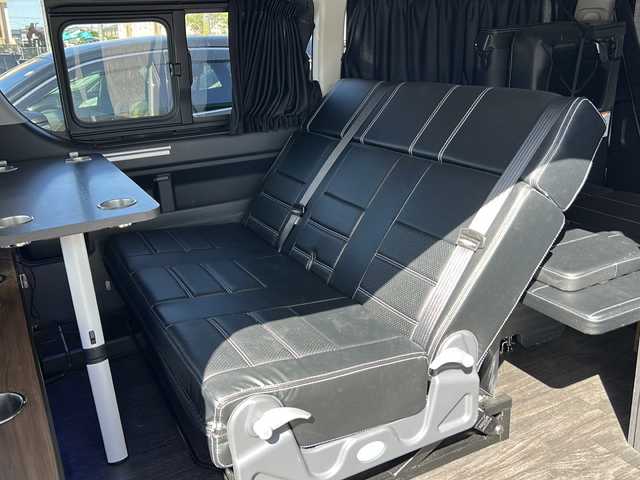 トヨタ ハイエース GL ロング 石川県 2020(令2)年 13.6万km ブラックマイカ 4WD/トヨタセーフティーセンス/・衝突被害軽減ブレーキ/・プリクラッシュセーフティ/・レーンディパーチャーアラート/・オートマチックハイビーム/・パノラミックビューモニター/・パーキングサポートブレーキ（前後方静止物）/社外メモリーナビゲーション/【CD・DVD・Bluetooth・フルセグTV】/型番：CN-F1XVD/KENWOODサブウーハー/社外フリップダウンモニター/デジタルインナーミラー/ベッドキッド/サイドマウントテーブル(レッグ付き)/FLEXシートカバー/社外マフラー/片側パワースライドドア/前方ドライブレコーダー/LEDヘッドライト/・オートライト/・フォグランプ/コーナーセンサー/プッシュスタート/・スマートキー/取扱説明書/記録簿