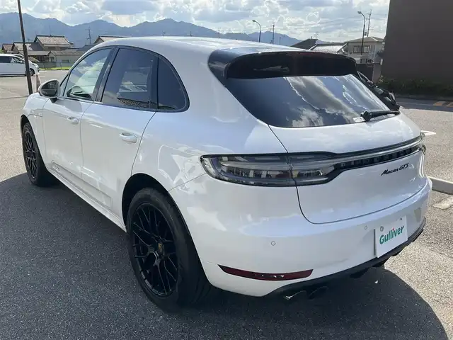ポルシェ マカン GTS 滋賀県 2020(令2)年 2.9万km 白 ワンオーナー/V型6気筒ツインターボ 380PS/車検7年12月まで/純正HDDナビ/パノラミックビューモニター/赤革シート（シートヒーター付）/運転席&助手席パワーシート/社外ドライブレコーダー/純正ETC2.0/保証書/取扱説明書/