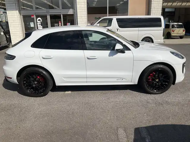 ポルシェ マカン GTS 滋賀県 2020(令2)年 2.9万km 白 ワンオーナー/V型6気筒ツインターボ 380PS/車検7年12月まで/純正HDDナビ/パノラミックビューモニター/赤革シート（シートヒーター付）/運転席&助手席パワーシート/社外ドライブレコーダー/純正ETC2.0/保証書/取扱説明書/