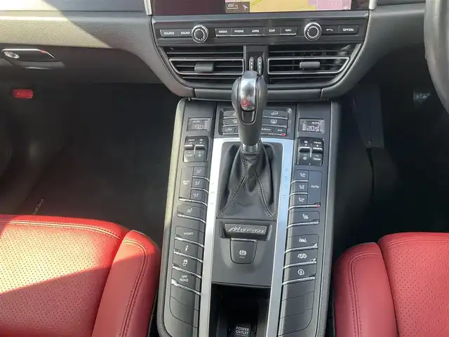 ポルシェ マカン GTS 滋賀県 2020(令2)年 2.9万km 白 ワンオーナー/V型6気筒ツインターボ 380PS/車検7年12月まで/純正HDDナビ/パノラミックビューモニター/赤革シート（シートヒーター付）/運転席&助手席パワーシート/社外ドライブレコーダー/純正ETC2.0/保証書/取扱説明書/