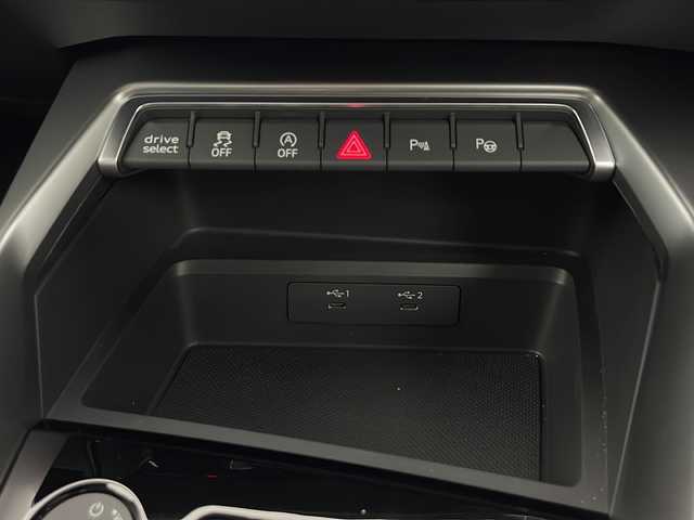 アウディ Ａ３ SB 40TFSI クワトロ Sライン 秋田県 2022(令4)年 0.7万km グレイシアホワイトメタリック 4WD/純正メモリナビ　/フルセグTV/BT/AppleCarPlay/AndroidAuto/衝突被害軽減ブレーキ　/レーダークルーズコントロール　/パドルシフト　/レーンキープアシスト　/横滑り防止装置/バックカメラ　/ビルトインＥＴＣ　/前席シートヒーター　/前席パワーシート/ＬＥＤヘッドライト/ヒーテッドドアミラー/リアフォグ/純正アルミホイール/電動格納ミラー/スマートキー