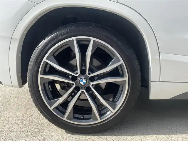 ＢＭＷ Ｘ２ xDrive 18d Mスポーツ EDサンライズ 東京都 2020(令2)年 1.9万km 白 200台限定/アダプティブサスペンション/レーダー探知機/バックカメラ/エアディション専用プレート（センターコンソール）/スペアタイヤ（純正ノーマル仕様）4本入り/Mスポーツ仕様（リアスポイラー/ステアリング）/専用エクステリアデザイン/・アルミニウムヘキサゴンアンソラジットトリム/・エアロダイナミクスパッケージ/・アンビエントライト/・純正19インチMライトアロイホイール ダブルスポークスタイリング715M
