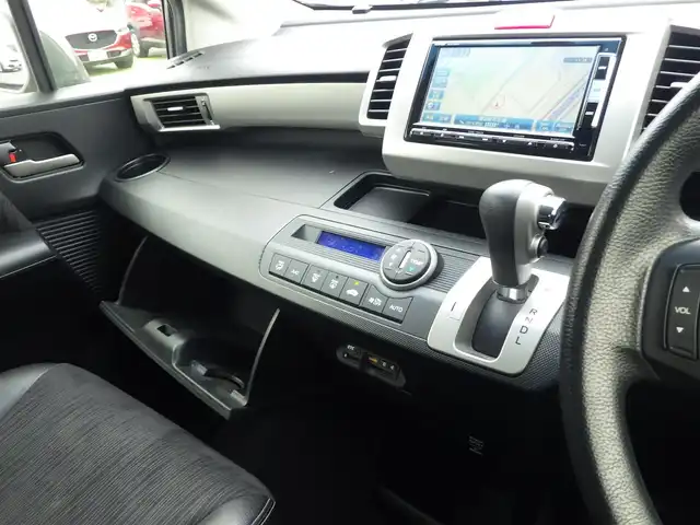ホンダ フリード G プレミアムエディション 千葉県 2015(平27)年 6.4万km モダンスティールM 両側パワースライドドア/純正SDナビ/地デジTV/【DVD/CD再生機能　Bluetooth接続】/バックカメラ/フリップダウンモニター/ドライブレコーダー/ETC/HIDヘッドライト/コーナーセンサー/スマートキー
