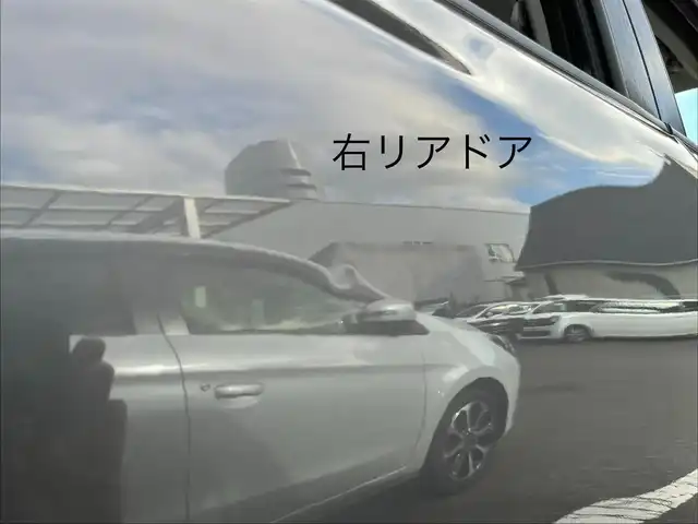 スズキ クロスビー HYBRID MZ 三重県 2018(平30)年 6.5万km ミネラルグレーメタリック 3トーンコーディネート 純正ナビ（Bluetooth/AM/FM/CD/DVD/SD/地デジTV）/全方位モニター用カメラパッケージ（フロントサイドバックカメラ/ハンズフリーステアリングスイッチ）/シートヒーター（運転席/助手席）/スペアキー/セーフティサポート（デュアルセンサーブレーキサポート/前後誤発進抑制機能/車線逸脱警報機能/ふらつき警報機能/先行車発進お知らせ機能/ハイビームアシスト/後退時ブレーキサポート/リアパーキングセンサー）/3トーンコーディネート/クルーズコントロール/LEDヘッドランプ/オートライト/パーソナルテーブル（後席左右）/シートバックポケット（助手席）/防汚タイプラゲッジフロア/キーレスプッシュスタートシステム/メッキ枠付メッシュフロントグリル/シルバー加飾付無塗装フロントバンパー/シルバーアンダーガード/LEDフォグランプ/ルーフ同色ドアミラー（電動リモート格納/ヒーター/ウインドウ）/メッキアウトサイドドアハンドル/革巻きステアリングホイール/パドルシフト/革巻きシフトノブ/シルバーシフトノブ