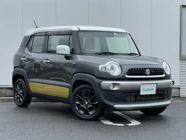 スズキ クロスビー HYBRID MZ 三重県 2018(平30)年 6.5万km ミネラルグレーメタリック 3トーンコーディネート 純正ナビ（Bluetooth/AM/FM/CD/DVD/SD/地デジTV）/全方位モニター用カメラパッケージ（フロントサイドバックカメラ/ハンズフリーステアリングスイッチ）/シートヒーター（運転席/助手席）/スペアキー/セーフティサポート（デュアルセンサーブレーキサポート/前後誤発進抑制機能/車線逸脱警報機能/ふらつき警報機能/先行車発進お知らせ機能/ハイビームアシスト/後退時ブレーキサポート/リアパーキングセンサー）/3トーンコーディネート/クルーズコントロール/LEDヘッドランプ/オートライト/パーソナルテーブル（後席左右）/シートバックポケット（助手席）/防汚タイプラゲッジフロア/キーレスプッシュスタートシステム/メッキ枠付メッシュフロントグリル/シルバー加飾付無塗装フロントバンパー/シルバーアンダーガード/LEDフォグランプ/ルーフ同色ドアミラー（電動リモート格納/ヒーター/ウインドウ）/メッキアウトサイドドアハンドル/革巻きステアリングホイール/パドルシフト/革巻きシフトノブ/シルバーシフトノブ