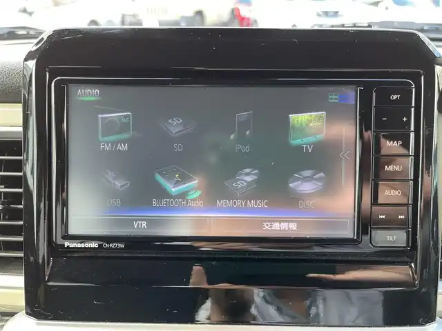 スズキ クロスビー HYBRID MZ 三重県 2018(平30)年 6.5万km ミネラルグレーメタリック 3トーンコーディネート 純正ナビ（Bluetooth/AM/FM/CD/DVD/SD/地デジTV）/全方位モニター用カメラパッケージ（フロントサイドバックカメラ/ハンズフリーステアリングスイッチ）/シートヒーター（運転席/助手席）/スペアキー/セーフティサポート（デュアルセンサーブレーキサポート/前後誤発進抑制機能/車線逸脱警報機能/ふらつき警報機能/先行車発進お知らせ機能/ハイビームアシスト/後退時ブレーキサポート/リアパーキングセンサー）/3トーンコーディネート/クルーズコントロール/LEDヘッドランプ/オートライト/パーソナルテーブル（後席左右）/シートバックポケット（助手席）/防汚タイプラゲッジフロア/キーレスプッシュスタートシステム/メッキ枠付メッシュフロントグリル/シルバー加飾付無塗装フロントバンパー/シルバーアンダーガード/LEDフォグランプ/ルーフ同色ドアミラー（電動リモート格納/ヒーター/ウインドウ）/メッキアウトサイドドアハンドル/革巻きステアリングホイール/パドルシフト/革巻きシフトノブ/シルバーシフトノブ