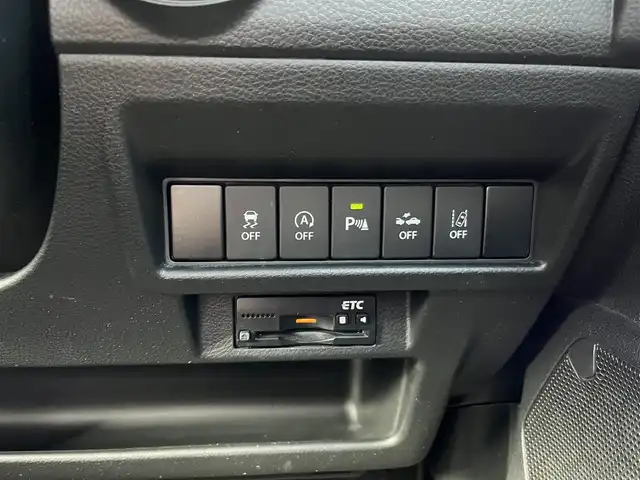 スズキ クロスビー HYBRID MZ 三重県 2018(平30)年 6.5万km ミネラルグレーメタリック 3トーンコーディネート 純正ナビ（Bluetooth/AM/FM/CD/DVD/SD/地デジTV）/全方位モニター用カメラパッケージ（フロントサイドバックカメラ/ハンズフリーステアリングスイッチ）/シートヒーター（運転席/助手席）/スペアキー/セーフティサポート（デュアルセンサーブレーキサポート/前後誤発進抑制機能/車線逸脱警報機能/ふらつき警報機能/先行車発進お知らせ機能/ハイビームアシスト/後退時ブレーキサポート/リアパーキングセンサー）/3トーンコーディネート/クルーズコントロール/LEDヘッドランプ/オートライト/パーソナルテーブル（後席左右）/シートバックポケット（助手席）/防汚タイプラゲッジフロア/キーレスプッシュスタートシステム/メッキ枠付メッシュフロントグリル/シルバー加飾付無塗装フロントバンパー/シルバーアンダーガード/LEDフォグランプ/ルーフ同色ドアミラー（電動リモート格納/ヒーター/ウインドウ）/メッキアウトサイドドアハンドル/革巻きステアリングホイール/パドルシフト/革巻きシフトノブ/シルバーシフトノブ