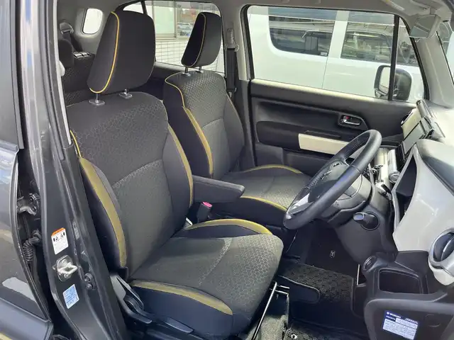 スズキ クロスビー HYBRID MZ 三重県 2018(平30)年 6.5万km ミネラルグレーメタリック 3トーンコーディネート 純正ナビ（Bluetooth/AM/FM/CD/DVD/SD/地デジTV）/全方位モニター用カメラパッケージ（フロントサイドバックカメラ/ハンズフリーステアリングスイッチ）/シートヒーター（運転席/助手席）/スペアキー/セーフティサポート（デュアルセンサーブレーキサポート/前後誤発進抑制機能/車線逸脱警報機能/ふらつき警報機能/先行車発進お知らせ機能/ハイビームアシスト/後退時ブレーキサポート/リアパーキングセンサー）/3トーンコーディネート/クルーズコントロール/LEDヘッドランプ/オートライト/パーソナルテーブル（後席左右）/シートバックポケット（助手席）/防汚タイプラゲッジフロア/キーレスプッシュスタートシステム/メッキ枠付メッシュフロントグリル/シルバー加飾付無塗装フロントバンパー/シルバーアンダーガード/LEDフォグランプ/ルーフ同色ドアミラー（電動リモート格納/ヒーター/ウインドウ）/メッキアウトサイドドアハンドル/革巻きステアリングホイール/パドルシフト/革巻きシフトノブ/シルバーシフトノブ