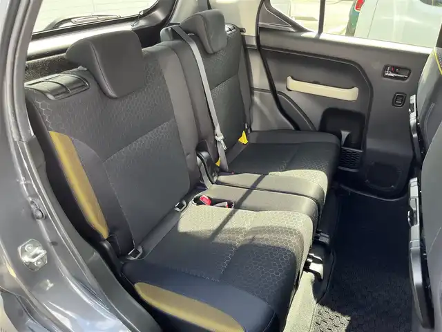 スズキ クロスビー HYBRID MZ 三重県 2018(平30)年 6.5万km ミネラルグレーメタリック 3トーンコーディネート 純正ナビ（Bluetooth/AM/FM/CD/DVD/SD/地デジTV）/全方位モニター用カメラパッケージ（フロントサイドバックカメラ/ハンズフリーステアリングスイッチ）/シートヒーター（運転席/助手席）/スペアキー/セーフティサポート（デュアルセンサーブレーキサポート/前後誤発進抑制機能/車線逸脱警報機能/ふらつき警報機能/先行車発進お知らせ機能/ハイビームアシスト/後退時ブレーキサポート/リアパーキングセンサー）/3トーンコーディネート/クルーズコントロール/LEDヘッドランプ/オートライト/パーソナルテーブル（後席左右）/シートバックポケット（助手席）/防汚タイプラゲッジフロア/キーレスプッシュスタートシステム/メッキ枠付メッシュフロントグリル/シルバー加飾付無塗装フロントバンパー/シルバーアンダーガード/LEDフォグランプ/ルーフ同色ドアミラー（電動リモート格納/ヒーター/ウインドウ）/メッキアウトサイドドアハンドル/革巻きステアリングホイール/パドルシフト/革巻きシフトノブ/シルバーシフトノブ