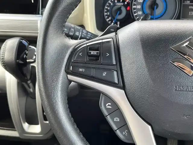 スズキ クロスビー HYBRID MZ 三重県 2018(平30)年 6.5万km ミネラルグレーメタリック 3トーンコーディネート 純正ナビ（Bluetooth/AM/FM/CD/DVD/SD/地デジTV）/全方位モニター用カメラパッケージ（フロントサイドバックカメラ/ハンズフリーステアリングスイッチ）/シートヒーター（運転席/助手席）/スペアキー/セーフティサポート（デュアルセンサーブレーキサポート/前後誤発進抑制機能/車線逸脱警報機能/ふらつき警報機能/先行車発進お知らせ機能/ハイビームアシスト/後退時ブレーキサポート/リアパーキングセンサー）/3トーンコーディネート/クルーズコントロール/LEDヘッドランプ/オートライト/パーソナルテーブル（後席左右）/シートバックポケット（助手席）/防汚タイプラゲッジフロア/キーレスプッシュスタートシステム/メッキ枠付メッシュフロントグリル/シルバー加飾付無塗装フロントバンパー/シルバーアンダーガード/LEDフォグランプ/ルーフ同色ドアミラー（電動リモート格納/ヒーター/ウインドウ）/メッキアウトサイドドアハンドル/革巻きステアリングホイール/パドルシフト/革巻きシフトノブ/シルバーシフトノブ