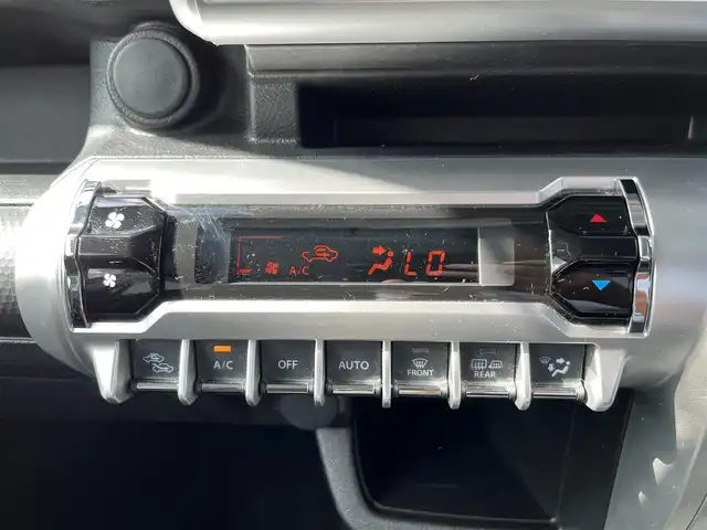 スズキ クロスビー HYBRID MZ 三重県 2018(平30)年 6.5万km ミネラルグレーメタリック 3トーンコーディネート 純正ナビ（Bluetooth/AM/FM/CD/DVD/SD/地デジTV）/全方位モニター用カメラパッケージ（フロントサイドバックカメラ/ハンズフリーステアリングスイッチ）/シートヒーター（運転席/助手席）/スペアキー/セーフティサポート（デュアルセンサーブレーキサポート/前後誤発進抑制機能/車線逸脱警報機能/ふらつき警報機能/先行車発進お知らせ機能/ハイビームアシスト/後退時ブレーキサポート/リアパーキングセンサー）/3トーンコーディネート/クルーズコントロール/LEDヘッドランプ/オートライト/パーソナルテーブル（後席左右）/シートバックポケット（助手席）/防汚タイプラゲッジフロア/キーレスプッシュスタートシステム/メッキ枠付メッシュフロントグリル/シルバー加飾付無塗装フロントバンパー/シルバーアンダーガード/LEDフォグランプ/ルーフ同色ドアミラー（電動リモート格納/ヒーター/ウインドウ）/メッキアウトサイドドアハンドル/革巻きステアリングホイール/パドルシフト/革巻きシフトノブ/シルバーシフトノブ