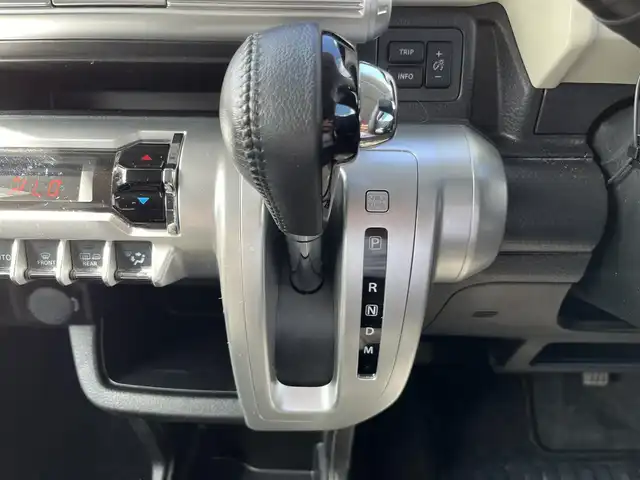 スズキ クロスビー HYBRID MZ 三重県 2018(平30)年 6.5万km ミネラルグレーメタリック 3トーンコーディネート 純正ナビ（Bluetooth/AM/FM/CD/DVD/SD/地デジTV）/全方位モニター用カメラパッケージ（フロントサイドバックカメラ/ハンズフリーステアリングスイッチ）/シートヒーター（運転席/助手席）/スペアキー/セーフティサポート（デュアルセンサーブレーキサポート/前後誤発進抑制機能/車線逸脱警報機能/ふらつき警報機能/先行車発進お知らせ機能/ハイビームアシスト/後退時ブレーキサポート/リアパーキングセンサー）/3トーンコーディネート/クルーズコントロール/LEDヘッドランプ/オートライト/パーソナルテーブル（後席左右）/シートバックポケット（助手席）/防汚タイプラゲッジフロア/キーレスプッシュスタートシステム/メッキ枠付メッシュフロントグリル/シルバー加飾付無塗装フロントバンパー/シルバーアンダーガード/LEDフォグランプ/ルーフ同色ドアミラー（電動リモート格納/ヒーター/ウインドウ）/メッキアウトサイドドアハンドル/革巻きステアリングホイール/パドルシフト/革巻きシフトノブ/シルバーシフトノブ