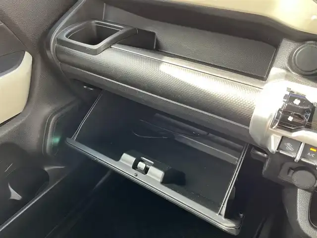 スズキ クロスビー HYBRID MZ 三重県 2018(平30)年 6.5万km ミネラルグレーメタリック 3トーンコーディネート 純正ナビ（Bluetooth/AM/FM/CD/DVD/SD/地デジTV）/全方位モニター用カメラパッケージ（フロントサイドバックカメラ/ハンズフリーステアリングスイッチ）/シートヒーター（運転席/助手席）/スペアキー/セーフティサポート（デュアルセンサーブレーキサポート/前後誤発進抑制機能/車線逸脱警報機能/ふらつき警報機能/先行車発進お知らせ機能/ハイビームアシスト/後退時ブレーキサポート/リアパーキングセンサー）/3トーンコーディネート/クルーズコントロール/LEDヘッドランプ/オートライト/パーソナルテーブル（後席左右）/シートバックポケット（助手席）/防汚タイプラゲッジフロア/キーレスプッシュスタートシステム/メッキ枠付メッシュフロントグリル/シルバー加飾付無塗装フロントバンパー/シルバーアンダーガード/LEDフォグランプ/ルーフ同色ドアミラー（電動リモート格納/ヒーター/ウインドウ）/メッキアウトサイドドアハンドル/革巻きステアリングホイール/パドルシフト/革巻きシフトノブ/シルバーシフトノブ