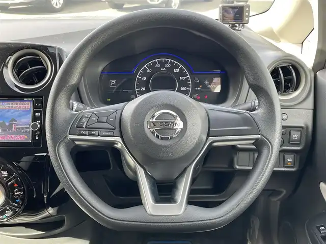 日産 ノート e－パワー X 群馬県 2019(平31)年 10.1万km ブリリアントホワイトパール (株)IDOMが運営する【じしゃロン伊勢崎店】の自社ローン専用車両になりますこちらは現金またはオートローンご利用時の価格です。自社ローンご希望の方は別途その旨お申付け下さい/インテリジェントアラウンドビューモニター（インテリジェントルームミラー）＋ドアミラーヒーター/LEDヘッドランプ/＝＝＝/ワンオーナー/純正SDナビ/【CD・DVD・SD・BT・フルセグTV】/純正15インチAW/純正ドライブレコーダー（フロント）/社外ドライブレコーダー（リア）/エマージェンシーブレーキ/レーンキープアラート/踏み間違い衝突防止アシスト/横滑り防止装置/コーナーセンサー/ステアリングスイッチ/オートライト/LEDヘッドライト/フォグライト/スマートキーX２/ETC