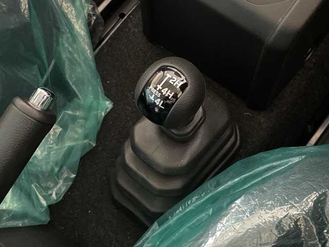 スズキ ジムニー ノマド FC 神奈川県 2025(令7)年 0.1千km アイボリー 登録済未使用車/スズキセーフティサポート/4WD/シートヒーター/ダウンヒルアシストコントロール/革巻きステアリング/ステアリングスイッチ/Autoライト/アイドリングストップ機能/コーナーセンサー/ヘッドライトレベライザー/ヘッドライトウォッシャー/LEDヘッドライト/フォグランプ/電動格納ミラー/ウィンカーミラー/背面タイヤ/純正15インチアルミホイール