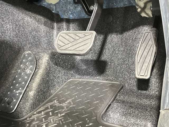 スズキ ジムニー ノマド FC 神奈川県 2025(令7)年 0.1千km アイボリー 登録済未使用車/スズキセーフティサポート/4WD/シートヒーター/ダウンヒルアシストコントロール/革巻きステアリング/ステアリングスイッチ/Autoライト/アイドリングストップ機能/コーナーセンサー/ヘッドライトレベライザー/ヘッドライトウォッシャー/LEDヘッドライト/フォグランプ/電動格納ミラー/ウィンカーミラー/背面タイヤ/純正15インチアルミホイール