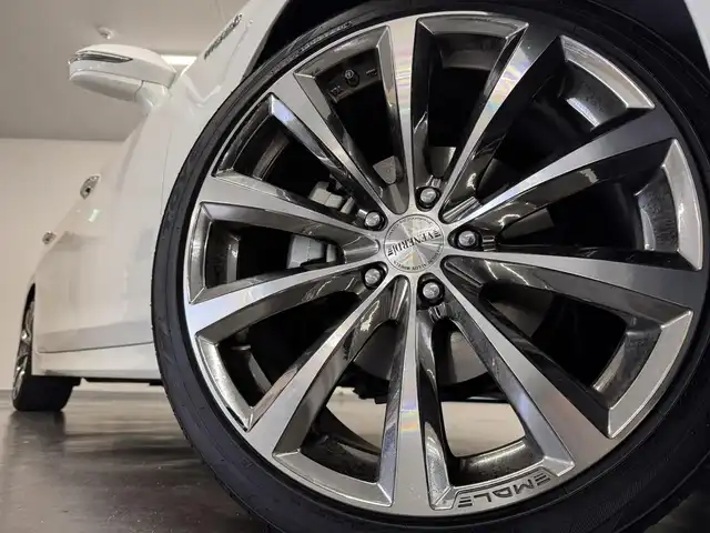 トヨタ クラウン ハイブリッド アスリートS 三重県 2014(平26)年 4.1万km ホワイトパールクリスタルシャイン ハイブリッド/FR/MTモード付フロアCVT/純正 8インチ HDDナビ/（AM/FM/CD/DVD/HDDREC/USB/iPod/Bluetooth/TV）/バックカメラ/ドライブレコーダー 前後/ビルトイン ETC/安全/・VDIM（EBD付ABS＆VSC＆TRC＆EPS）/・SRS サイド＆カーテンエアバッグシステム/など/装備/・【OP】寒冷地仕様（リヤフォグ、ウインドシールドデアイサーなど）/・シートヒーター（D/N）/・ステアリングヒーター/・パワーシート（D8way＋電動ランバーサポート/N4way）/・オートライト/・HIDヘッドランプ/・左右独立オートエアコン（スイングレジスター付）/・ステアリングスイッチ/・電動チルト&テレスコピックステアリング/・プッシュスタート/・社外19inAW/・ステアリングスイッチ/・保/取/ナビ取/・スマートキーx2/など