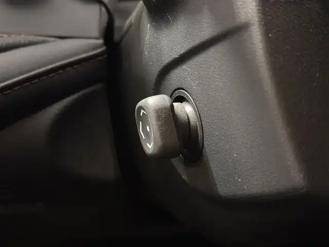 トヨタ クラウン ハイブリッド アスリートS 三重県 2014(平26)年 4.1万km ホワイトパールクリスタルシャイン ハイブリッド/FR/MTモード付フロアCVT/純正 8インチ HDDナビ/（AM/FM/CD/DVD/HDDREC/USB/iPod/Bluetooth/TV）/バックカメラ/ドライブレコーダー 前後/ビルトイン ETC/安全/・VDIM（EBD付ABS＆VSC＆TRC＆EPS）/・SRS サイド＆カーテンエアバッグシステム/など/装備/・【OP】寒冷地仕様（リヤフォグ、ウインドシールドデアイサーなど）/・シートヒーター（D/N）/・ステアリングヒーター/・パワーシート（D8way＋電動ランバーサポート/N4way）/・オートライト/・HIDヘッドランプ/・左右独立オートエアコン（スイングレジスター付）/・ステアリングスイッチ/・電動チルト&テレスコピックステアリング/・プッシュスタート/・社外19inAW/・ステアリングスイッチ/・保/取/ナビ取/・スマートキーx2/など