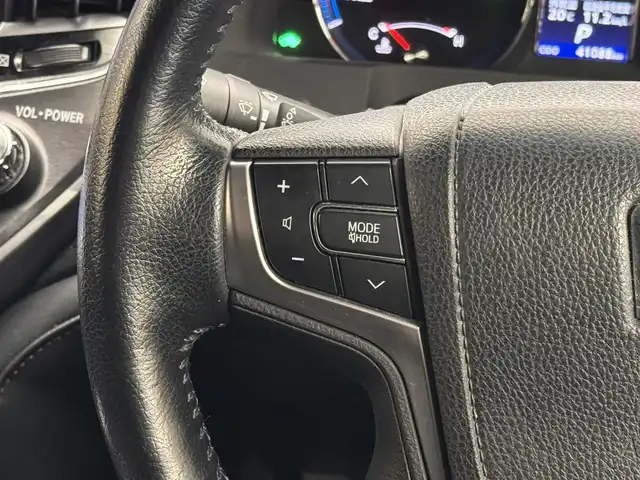 トヨタ クラウン ハイブリッド アスリートS 三重県 2014(平26)年 4.1万km ホワイトパールクリスタルシャイン ハイブリッド/FR/MTモード付フロアCVT/純正 8インチ HDDナビ/（AM/FM/CD/DVD/HDDREC/USB/iPod/Bluetooth/TV）/バックカメラ/ドライブレコーダー 前後/ビルトイン ETC/安全/・VDIM（EBD付ABS＆VSC＆TRC＆EPS）/・SRS サイド＆カーテンエアバッグシステム/など/装備/・【OP】寒冷地仕様（リヤフォグ、ウインドシールドデアイサーなど）/・シートヒーター（D/N）/・ステアリングヒーター/・パワーシート（D8way＋電動ランバーサポート/N4way）/・オートライト/・HIDヘッドランプ/・左右独立オートエアコン（スイングレジスター付）/・ステアリングスイッチ/・電動チルト&テレスコピックステアリング/・プッシュスタート/・社外19inAW/・ステアリングスイッチ/・保/取/ナビ取/・スマートキーx2/など