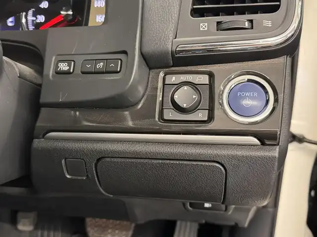 トヨタ クラウン ハイブリッド アスリートS 三重県 2014(平26)年 4.1万km ホワイトパールクリスタルシャイン ハイブリッド/FR/MTモード付フロアCVT/純正 8インチ HDDナビ/（AM/FM/CD/DVD/HDDREC/USB/iPod/Bluetooth/TV）/バックカメラ/ドライブレコーダー 前後/ビルトイン ETC/安全/・VDIM（EBD付ABS＆VSC＆TRC＆EPS）/・SRS サイド＆カーテンエアバッグシステム/など/装備/・【OP】寒冷地仕様（リヤフォグ、ウインドシールドデアイサーなど）/・シートヒーター（D/N）/・ステアリングヒーター/・パワーシート（D8way＋電動ランバーサポート/N4way）/・オートライト/・HIDヘッドランプ/・左右独立オートエアコン（スイングレジスター付）/・ステアリングスイッチ/・電動チルト&テレスコピックステアリング/・プッシュスタート/・社外19inAW/・ステアリングスイッチ/・保/取/ナビ取/・スマートキーx2/など