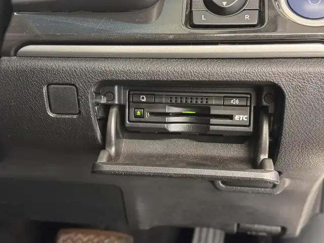 トヨタ クラウン ハイブリッド アスリートS 三重県 2014(平26)年 4.1万km ホワイトパールクリスタルシャイン ハイブリッド/FR/MTモード付フロアCVT/純正 8インチ HDDナビ/（AM/FM/CD/DVD/HDDREC/USB/iPod/Bluetooth/TV）/バックカメラ/ドライブレコーダー 前後/ビルトイン ETC/安全/・VDIM（EBD付ABS＆VSC＆TRC＆EPS）/・SRS サイド＆カーテンエアバッグシステム/など/装備/・【OP】寒冷地仕様（リヤフォグ、ウインドシールドデアイサーなど）/・シートヒーター（D/N）/・ステアリングヒーター/・パワーシート（D8way＋電動ランバーサポート/N4way）/・オートライト/・HIDヘッドランプ/・左右独立オートエアコン（スイングレジスター付）/・ステアリングスイッチ/・電動チルト&テレスコピックステアリング/・プッシュスタート/・社外19inAW/・ステアリングスイッチ/・保/取/ナビ取/・スマートキーx2/など