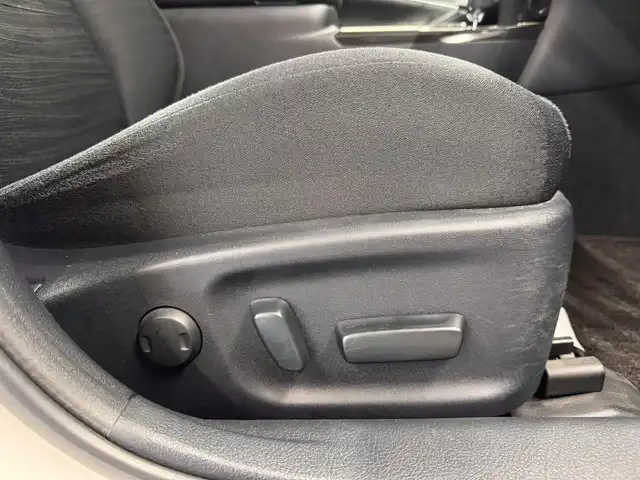 トヨタ クラウン ハイブリッド アスリートS 三重県 2014(平26)年 4.1万km ホワイトパールクリスタルシャイン ハイブリッド/FR/MTモード付フロアCVT/純正 8インチ HDDナビ/（AM/FM/CD/DVD/HDDREC/USB/iPod/Bluetooth/TV）/バックカメラ/ドライブレコーダー 前後/ビルトイン ETC/安全/・VDIM（EBD付ABS＆VSC＆TRC＆EPS）/・SRS サイド＆カーテンエアバッグシステム/など/装備/・【OP】寒冷地仕様（リヤフォグ、ウインドシールドデアイサーなど）/・シートヒーター（D/N）/・ステアリングヒーター/・パワーシート（D8way＋電動ランバーサポート/N4way）/・オートライト/・HIDヘッドランプ/・左右独立オートエアコン（スイングレジスター付）/・ステアリングスイッチ/・電動チルト&テレスコピックステアリング/・プッシュスタート/・社外19inAW/・ステアリングスイッチ/・保/取/ナビ取/・スマートキーx2/など