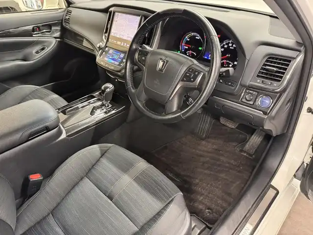 トヨタ クラウン ハイブリッド アスリートS 三重県 2014(平26)年 4.1万km ホワイトパールクリスタルシャイン ハイブリッド/FR/MTモード付フロアCVT/純正 8インチ HDDナビ/（AM/FM/CD/DVD/HDDREC/USB/iPod/Bluetooth/TV）/バックカメラ/ドライブレコーダー 前後/ビルトイン ETC/安全/・VDIM（EBD付ABS＆VSC＆TRC＆EPS）/・SRS サイド＆カーテンエアバッグシステム/など/装備/・【OP】寒冷地仕様（リヤフォグ、ウインドシールドデアイサーなど）/・シートヒーター（D/N）/・ステアリングヒーター/・パワーシート（D8way＋電動ランバーサポート/N4way）/・オートライト/・HIDヘッドランプ/・左右独立オートエアコン（スイングレジスター付）/・ステアリングスイッチ/・電動チルト&テレスコピックステアリング/・プッシュスタート/・社外19inAW/・ステアリングスイッチ/・保/取/ナビ取/・スマートキーx2/など