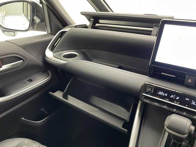 トヨタ ヴォクシー ハイブリッド S－Z 宮崎県 2022(令4)年 1.4万km ホワイトパールクリスタルシャイン 禁煙車/トヨタセーフティセンス/純正10.5型ディスプレイオーディオナビTV/（T-CONNECT/CD/DVD/Bluetooth/フルセグTV)/純正バックカメラ/純正ビルトイン2.0ETC/純正モデリスタエアロ/純正17インチアルミ/純正LEDオートライト/純正フロアマット/両側電動スライドドア/アダプティブクルーズコントロール/レーンディパーチャーアラート/オートマチックハイビーム/クリアランスソナー/電子パーキング/前後ドライブレコーダー/AC100V/本革巻ハンドル/Wオートエアコン（ナノイーX）/前席シートヒーター/ハーフレザーシート/スマートキー/プッシュエンジンスタート/スペアキー/新車時保証書/取扱い説明書