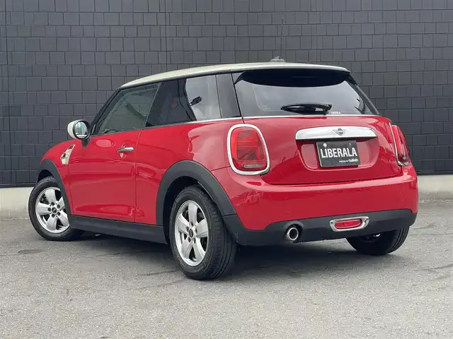ＭＩＮＩ ミニ ヴィクトリア 静岡県 2019(令1)年 4万km チリ・レッド 純正HDDナビ/衝突軽減ブレーキ　/バックカメラ/LEDヘッドライト　/USB/Blluetooth/AUX/ETC　/電動格納ミラー　/オートライト　/リモコンキー　/プッシュスタート　/アイドリングストップ