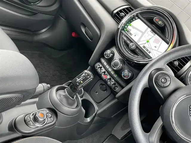 ＭＩＮＩ ミニ ヴィクトリア 静岡県 2019(令1)年 4万km チリ・レッド 純正HDDナビ/衝突軽減ブレーキ　/バックカメラ/LEDヘッドライト　/USB/Blluetooth/AUX/ETC　/電動格納ミラー　/オートライト　/リモコンキー　/プッシュスタート　/アイドリングストップ