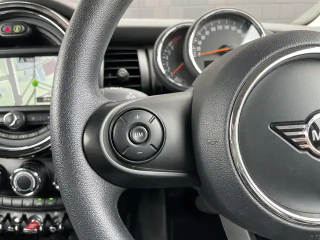 ＭＩＮＩ ミニ ヴィクトリア 静岡県 2019(令1)年 4万km チリ・レッド 純正HDDナビ/衝突軽減ブレーキ　/バックカメラ/LEDヘッドライト　/USB/Blluetooth/AUX/ETC　/電動格納ミラー　/オートライト　/リモコンキー　/プッシュスタート　/アイドリングストップ