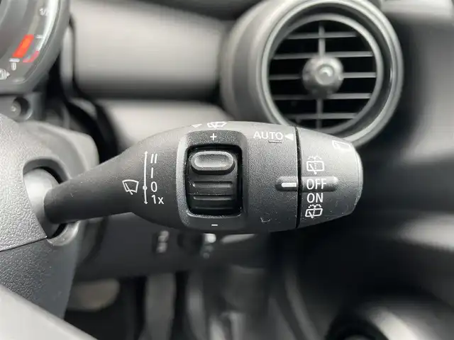 ＭＩＮＩ ミニ ヴィクトリア 静岡県 2019(令1)年 4万km チリ・レッド 純正HDDナビ/衝突軽減ブレーキ　/バックカメラ/LEDヘッドライト　/USB/Blluetooth/AUX/ETC　/電動格納ミラー　/オートライト　/リモコンキー　/プッシュスタート　/アイドリングストップ