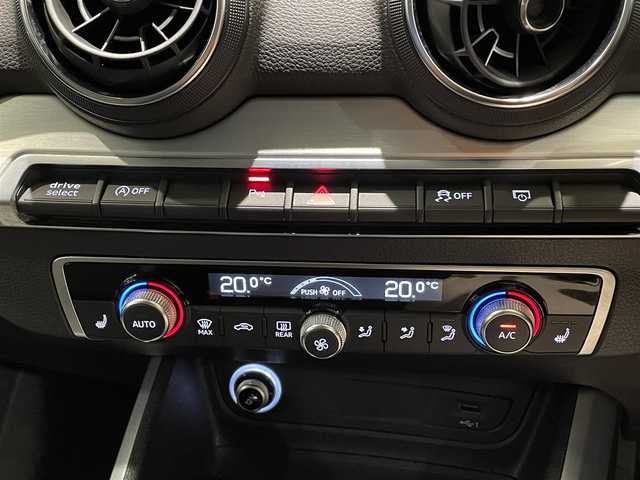 アウディ Ｑ２ 1．0 TFSI スポーツ 愛知県 2017(平29)年 3.5万km グレー バーチャルコクピット　/ＭＭＩナビゲーション　/Ｂｌｕｅｔｏｏｔｈ　/フルセグテレビ　/バックカメラ　/パーキングエイド　/ＡＣＣ　/ＬＫＡ　/ＬＤＷ　/ＢＳＭ　/コーナーセンサー　/ＥＴＣ２．０　/オートライト　/レインセンサー/シートヒーター/プッシュスタート/アイドリングストップ