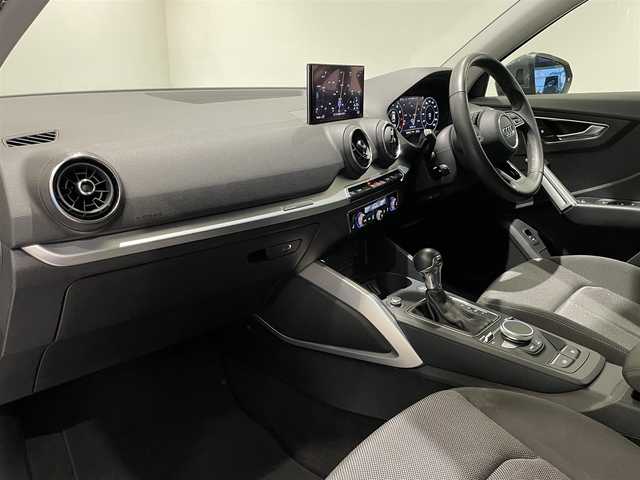 アウディ Ｑ２ 1．0 TFSI スポーツ 愛知県 2017(平29)年 3.5万km グレー バーチャルコクピット　/ＭＭＩナビゲーション　/Ｂｌｕｅｔｏｏｔｈ　/フルセグテレビ　/バックカメラ　/パーキングエイド　/ＡＣＣ　/ＬＫＡ　/ＬＤＷ　/ＢＳＭ　/コーナーセンサー　/ＥＴＣ２．０　/オートライト　/レインセンサー/シートヒーター/プッシュスタート/アイドリングストップ