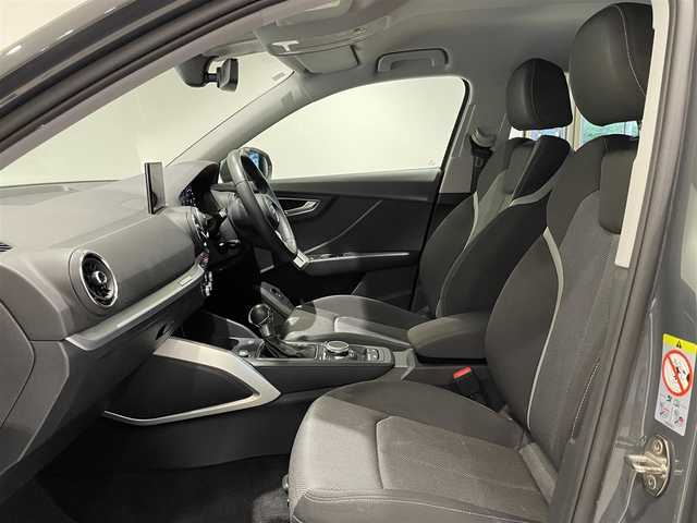 アウディ Ｑ２ 1．0 TFSI スポーツ 愛知県 2017(平29)年 3.5万km グレー バーチャルコクピット　/ＭＭＩナビゲーション　/Ｂｌｕｅｔｏｏｔｈ　/フルセグテレビ　/バックカメラ　/パーキングエイド　/ＡＣＣ　/ＬＫＡ　/ＬＤＷ　/ＢＳＭ　/コーナーセンサー　/ＥＴＣ２．０　/オートライト　/レインセンサー/シートヒーター/プッシュスタート/アイドリングストップ
