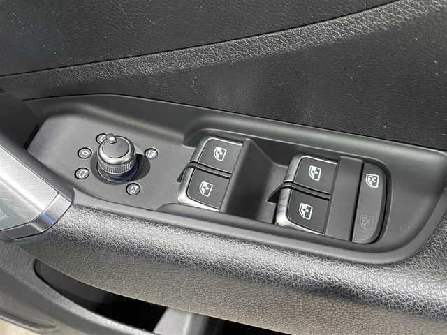 アウディ Ｑ２ 1．0 TFSI スポーツ 愛知県 2017(平29)年 3.5万km グレー バーチャルコクピット　/ＭＭＩナビゲーション　/Ｂｌｕｅｔｏｏｔｈ　/フルセグテレビ　/バックカメラ　/パーキングエイド　/ＡＣＣ　/ＬＫＡ　/ＬＤＷ　/ＢＳＭ　/コーナーセンサー　/ＥＴＣ２．０　/オートライト　/レインセンサー/シートヒーター/プッシュスタート/アイドリングストップ