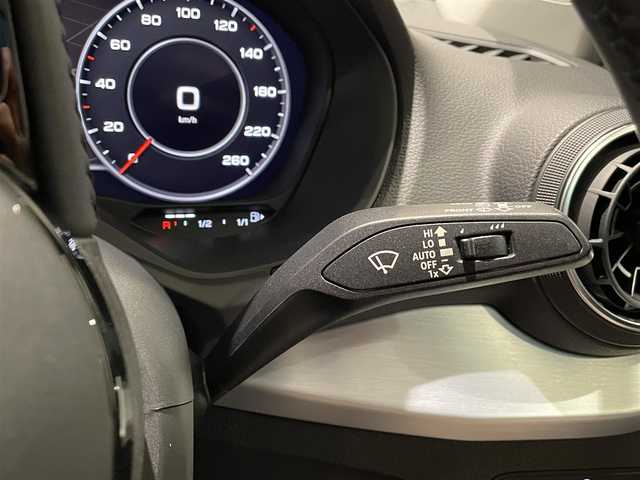 アウディ Ｑ２ 1．0 TFSI スポーツ 愛知県 2017(平29)年 3.5万km グレー バーチャルコクピット　/ＭＭＩナビゲーション　/Ｂｌｕｅｔｏｏｔｈ　/フルセグテレビ　/バックカメラ　/パーキングエイド　/ＡＣＣ　/ＬＫＡ　/ＬＤＷ　/ＢＳＭ　/コーナーセンサー　/ＥＴＣ２．０　/オートライト　/レインセンサー/シートヒーター/プッシュスタート/アイドリングストップ