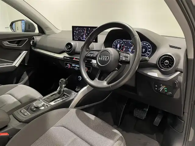 アウディ Ｑ２ 1．0 TFSI スポーツ 愛知県 2017(平29)年 3.5万km グレー バーチャルコクピット　/ＭＭＩナビゲーション　/Ｂｌｕｅｔｏｏｔｈ　/フルセグテレビ　/バックカメラ　/パーキングエイド　/ＡＣＣ　/ＬＫＡ　/ＬＤＷ　/ＢＳＭ　/コーナーセンサー　/ＥＴＣ２．０　/オートライト　/レインセンサー/シートヒーター/プッシュスタート/アイドリングストップ