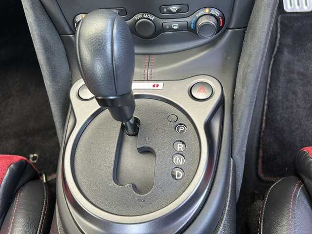 日産 フェアレディ Ｚ ニスモ 埼玉県 2015(平27)年 5万km ブリリアントホワイトパール 外部検査済み/登録時走行距離49167km/純正メーカーHDDナビゲーション/(CD/DVD)/フルセグテレビ/バックカメラ/純正RAYS鍛造１９インチアルミホイール/専用レカロハーフレザーシート/パドルシフト/ETC(ビルトイン)/HIDヘッドライト/LEDフォグランプ/BOSEサラウンドシステム/電動格納ミラー/オートライト/ステアリングリモコン/プッシュスタート/スマートキー/スペアキー/新車保証書/取扱説明書