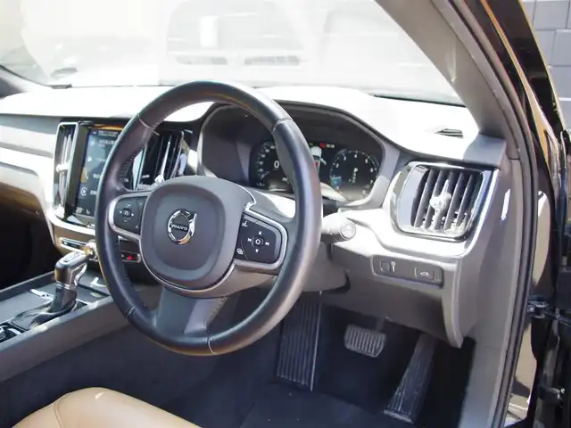 ボルボ Ｖ６０ T5 モメンタム 埼玉県 2019(令1)年 6.9万km オニキスブラックP 1オーナー /キャメルレザーシート /アダプティブクルーズコントロール /インテリセーフ /CarPlay /パークセンサー /ブラインドスポットモニター /バックカメラ /純正ナビ /ETC /ドラレコ /フルセグTV /シートヒーター