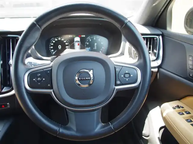 ボルボ Ｖ６０ T5 モメンタム 埼玉県 2019(令1)年 6.9万km オニキスブラックP 1オーナー /キャメルレザーシート /アダプティブクルーズコントロール /インテリセーフ /CarPlay /パークセンサー /ブラインドスポットモニター /バックカメラ /純正ナビ /ETC /ドラレコ /フルセグTV /シートヒーター