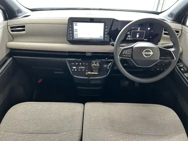 日産 サクラ X 愛媛県 2023(令5)年 0.6万km スターリングシルバーメタリック 禁煙車/登録時走行距離6049km/純正ナビCD/DVD/フルセグTV/Bluetooth/全方位カメラ（フロント/サイド/リヤ）/エマージェンシーブレーキ/踏み間違え防止装置/オートライト/オートハイビーム/LEDヘッドライト/電動パーキングブレーキ/オートブレーキホールド/スマートキー/プッシュスタートボタン/充電ケーブル