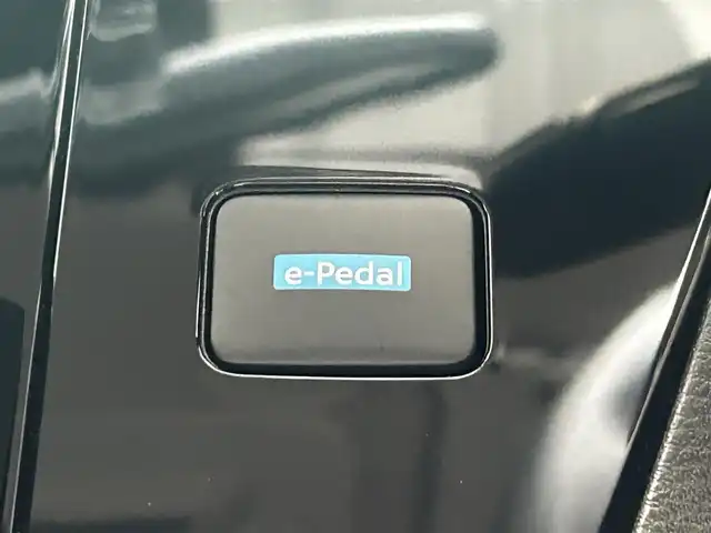日産 サクラ X 愛媛県 2023(令5)年 0.6万km スターリングシルバーメタリック 禁煙車/登録時走行距離6049km/純正ナビCD/DVD/フルセグTV/Bluetooth/全方位カメラ（フロント/サイド/リヤ）/エマージェンシーブレーキ/踏み間違え防止装置/オートライト/オートハイビーム/LEDヘッドライト/電動パーキングブレーキ/オートブレーキホールド/スマートキー/プッシュスタートボタン/充電ケーブル