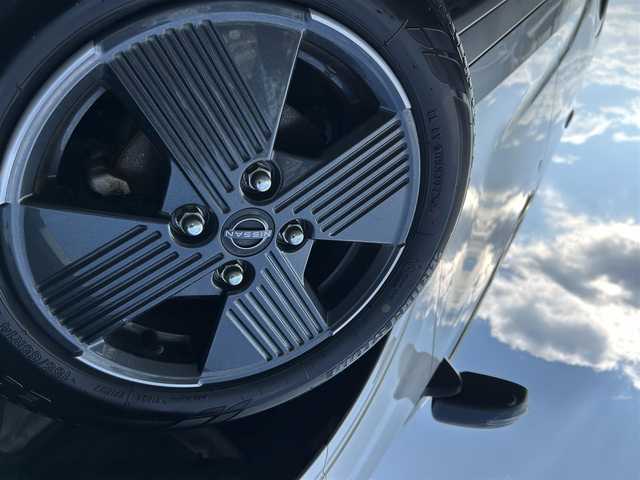 日産 サクラ X 愛媛県 2023(令5)年 0.6万km スターリングシルバーメタリック 禁煙車/登録時走行距離6049km/純正ナビCD/DVD/フルセグTV/Bluetooth/全方位カメラ（フロント/サイド/リヤ）/エマージェンシーブレーキ/踏み間違え防止装置/オートライト/オートハイビーム/LEDヘッドライト/電動パーキングブレーキ/オートブレーキホールド/スマートキー/プッシュスタートボタン/充電ケーブル