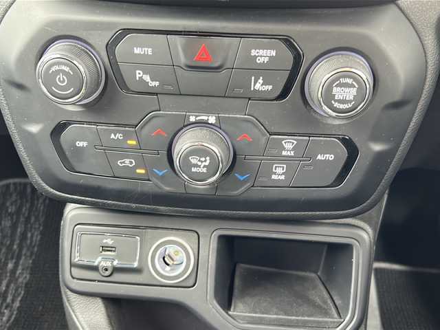 クライスラー・ジープ ジープ レネゲード リミテッド 佐賀県 2021(令3)年 3.6万km 黒 純正ナビ/Bluetooth/USB/ワンセグテレビ/バックカメラ/ワンオーナー/クルーズコントロール/前席パワーシート/アイドリングストップ/プッシュスタート/オートライト/オートエアコン/ETC/ルーフレール/横滑り防止装置/ステアリングスイッチ/ヒーテッドステアリング/スマートキー/取扱説明書/保証書/記録簿