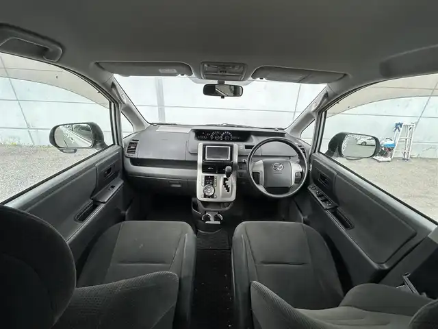 トヨタ ヴォクシー X Lエディション 千葉県 2007(平19)年 17.8万km シルバーM ユーザー買取車両/社外ナビ/・ワンセグ/CD/ETC/片側パワースライドドア/キーレスエントリー/純正AW/純正フロアマット/サイドバイザー